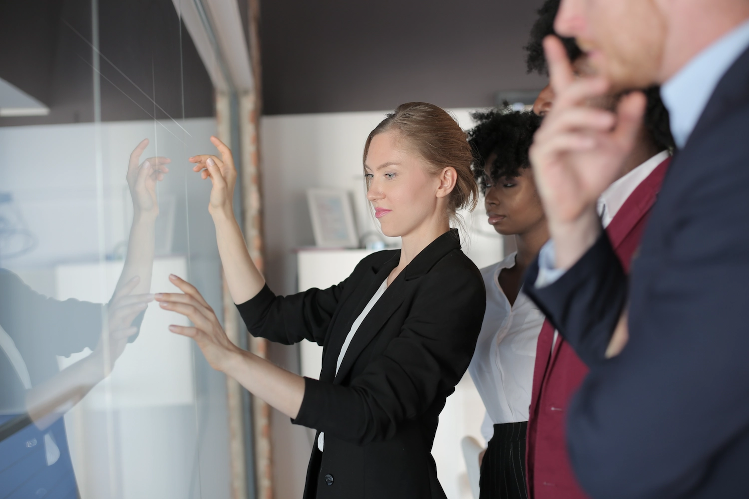 Consultant facilitating cross-functional workshop on operational excellence